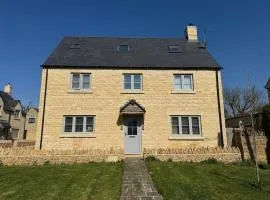 5 bedrooms, free parking, EV charger, 4 bathrooms