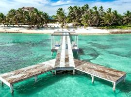 Beachfront Estate Luxury Retreat, hotel di San Pedro