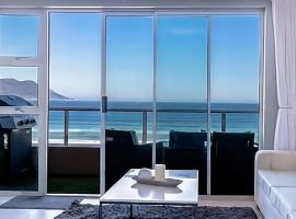 Seaspray B304-Beachfront with Table Mountain Views, hotel di Bloubergstrand