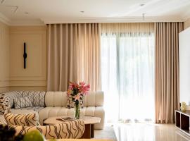 VELORA- Serviced Luxury apartment with garden - pool view Sodic New Cairo, hotel din New cairo