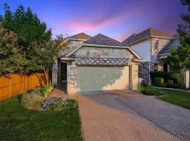 Spacious 5-BD/3-BA Forest View Getaway (Sleeps 13)