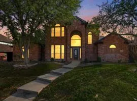 Luxury Backyard Pool & Patio Oasis 4-BD 2-BA