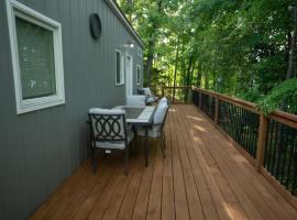 Papa Bear - Peaceful 2-bedroom Tiny Home in charming Anderson On Lake Hartwell, Hotel in Anderson