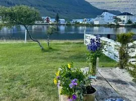 Nýlenda - Charming Two Bedroom Seaside Property, Mountain and Town Views