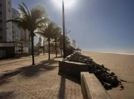 Apto com Garagem no Centro a 450m da Praia Central