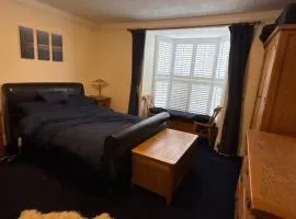 Apartment Sleeps 4 with Parking & Garden