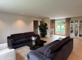 Family home with pool, trampoline, and large garden，Holmestrand的飯店