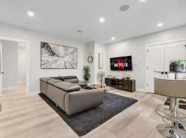 Modern Coastal Suite 900sqft Close to Beaches