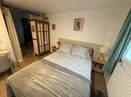 Logement pour 2 personnes, cuisine équipée, piscine, foret, escalade