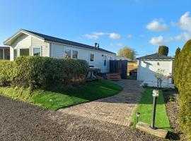 Sunny Chalet near Amsterdam at Camping Venhop, hotel en Berkhout