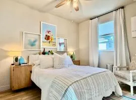 Beachtown Remote Worker Friendly-High Speed WiFi-Pets Welcome-Lido Beach-Opera-Symphony-Walk or Bike to Restaurants-10 Acre Park with Pickleball, Tennis, Basketball