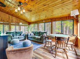 Peaceful Wooded Retreat at Lake Wallenpaupack!, hotel a Lake Ariel