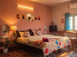Sweet 16 Studio Vintage 1RK Near DLF Street, Hotel in Lingampalli
