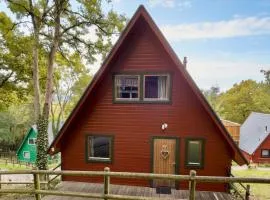Spacious 3-Bed Lodge with Hot Tub Near Waterpark and Trails