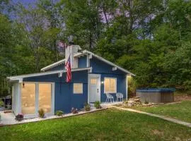 Blue Bird 3BR Cabin - Sleeps 8, Hot Tub, Starlink Wifi, Fire Pit
