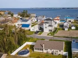 Comfy 3-Bedroom Near The Beach With A Pool & Grill