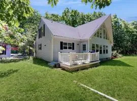 Peaceful home with forest views & great yard - minutes to town