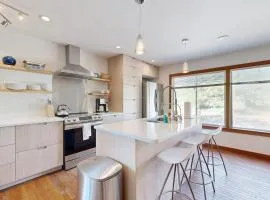 Evelyn's River Front Retreat