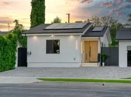 Modern 2 BR, 2BA, EV Charger, 2 King Beds, Fire Pit, BBQ, Near Universal