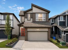 4BR Family Home Free Parking Near Banff and Stampede: Calgary şehrinde bir otel