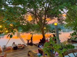 The Antique Riverside Resort โรงแรมในBan Pong