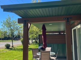 Davis Beach Getaway Pet Friendly & Beach Access, hotel a McCall