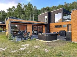 Modern Cabin With Sea Views On Bjørkøya, hotell i Brevik