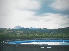 Casa vacanze con vista unica piscina & parcheggio gratis, hotel v destinaci San Leucio del Sannio