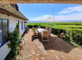 Spacious Holiday Gem With A View Over Præstø Fjord, khách sạn ở Faxe