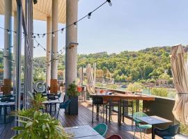 Novotel Lyon Centre-Confluence Bord de Saone, hotel em Lyon