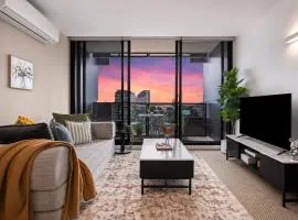 High-Rise 2BR - Pool, Gym, Sauna & Marvel Stadium