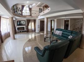 Elegant Private Villa with 3 Bedrooms, Office, and shared courtyard, Perfect for 8 Guests, hotel a Piteşti