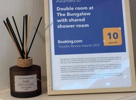 The Bungalow by SJP - Double Room, hotel din Kettering