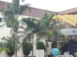 Veneza Plaza Hotel، فندق في جوروبي