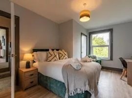 Huge Luxury 6-Bedroom House with Off-Road Parking, Pet-friendly - SUMMER SPECIAL OFFER! by Blue Puffin Stays
