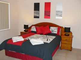 Geraldton Luxury Vacation Home with free Streaming, hotel cerca de Batavia Coast Marina, Geraldton