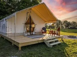 Iconic Tented Cabin with Fire Pit in Cassville, Missouri