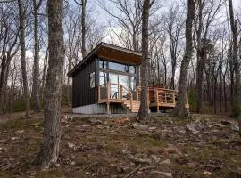 Luxury Adventure Studio Chalet with Outdoor Shower near Cloudland Canyon & McLemore Golf Club in Menlo, GA