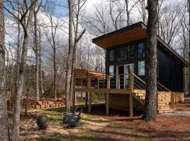 Scenic Studio Chalet with Panoramic Brow Views & Outdoor Shower near Cloudland Canyon, Menlo, Georgia