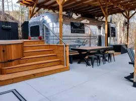 Retro Camper Retreat with Firepit & Hot Tub Escape in Sevierville, Tennessee