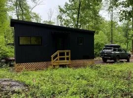 Hickory: Minimalist Escape for 2 in a Cozy Cabin with Serene Vibes in Pennsylvania
