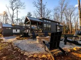 Peaceful Pine Tiny House Retreat with Private Hot Tub & Mountain Views Near South Cumberland State Park, Monteagle, TN