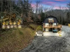 Luxurious Cabin Retreat with Pickleball Court & Hot Tub near Hocking Hills, Sugar Grove OH