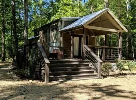 Memorable Wooden Cabin Next to Great Hiking Trails in Monteagle, Tennessee