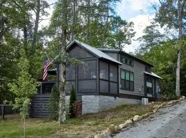 Cozy Cabin Getaway with Lake Views and Grilling Area in Tennessee