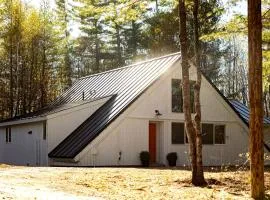 Cozy A-Frame Cabin with Hot Tub & Sauna near Stratton Mountain, Vermont