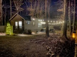 Gorgeous Cabin with Hot-tub and Games in Monteagle, Tennessee