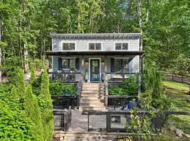 Exquisite Cabin with Stunning Interior, Outdoor Deck and Hot-Tub in Tennessee