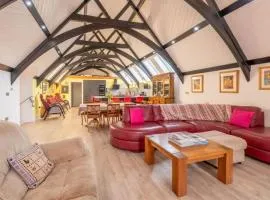 Bradshaw House - Luxury old school house conversion - sleeps 10 and accepts 2 dogs