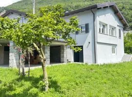 Villa vicino al lago, con ampio giardino e parcheggio